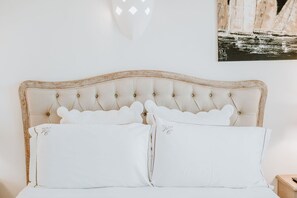 Egyptian cotton sheets, premium bedding, down comforters, in-room safe - Relais Villa Carola (Arzachena)