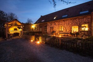 واجهة المنشأة - في المساء/الليل