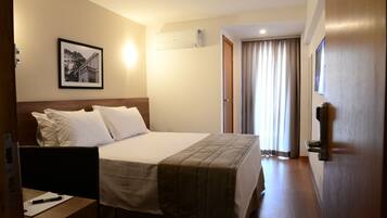 Quarto casal | Frigobar, cofres nos quartos, escrivaninha, cortinas blackout