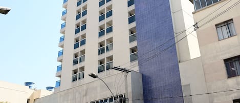 Un grand immeuble à la façade bleue imposante, avec l’enseigne « NOBLE EXPRESS » au rez-de-chaussée.