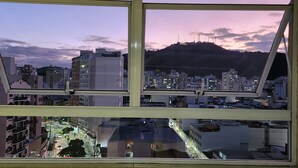 A cityscape viewed through a window with a mountain in the background. - Nobile Hotel Juiz de Fora (Juiz de Fora)