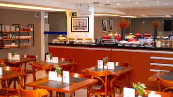 Desayuno buffet todos los días (con cargo)