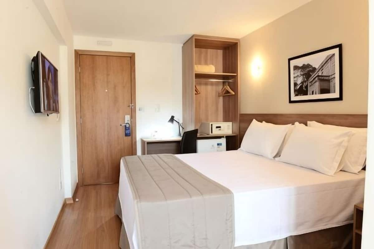 Minibar, coffres-forts dans les chambres, bureau, rideaux occultants
