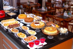 Un bufé con diversos postres y pasteles.