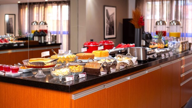 A buffet counter with various food items and a coffee station. - Nobile Hotel Juiz de Fora (Juiz de Fora)