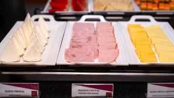 Eine Auswahl an Käse und Wurstwaren in einer Feinkostabteilung.