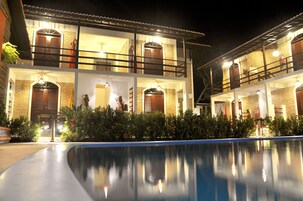 Una piscina al aire libre, tumbonas