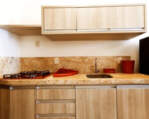 冰箱、厨具/餐具、清洁用品