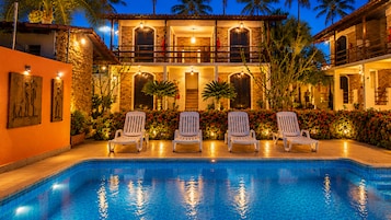 Piscina externa, espreguiçadeiras