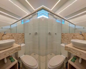 Dusj, toalettartikler (inkludert), hårføner og bidé