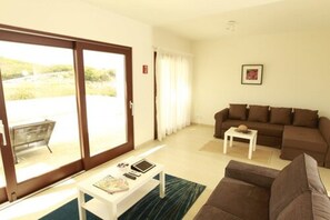 Apartment, 1 Bedroom, Pool Access, Partial Ocean View | Living area