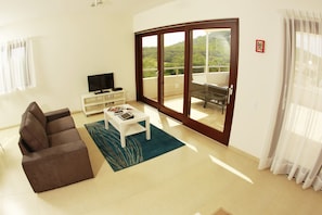 Apartamento, 1 quarto, acesso à piscina, vista parcial para o oceano | Área de estar | TV de tela plana