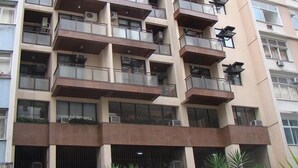 Un immeuble de grande hauteur doté de nombreux balcons et d’une enseigne indiquant qu’il s’agit d’un hôtel.
