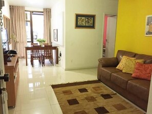 Apartamento Confort, 1 cama doble, lanai, junto a la playa | Sala de estar | Una televisión de pantalla plana