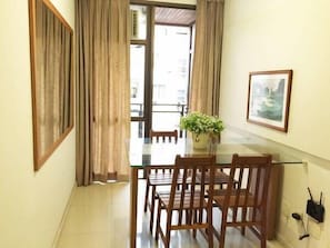 Apartamento conforto, 1 cama de casal, varanda coberta, ao lado da praia | Opções para refeição no quarto