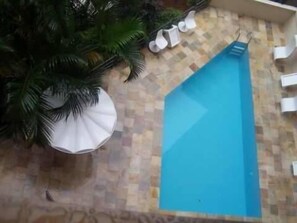 Piscine couverte, piscine extérieure, chaises longues