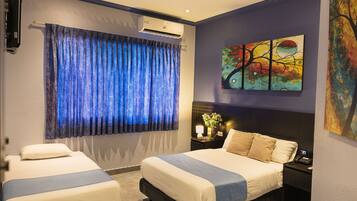 Escritorio, tabla de planchar con plancha, wifi gratis y ropa de cama