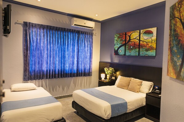 Escritorio, tabla de planchar con plancha, wifi gratis y ropa de cama