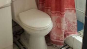 Chalet Standard, 3 chambres | Salle de bain | Douche, serviettes fournies