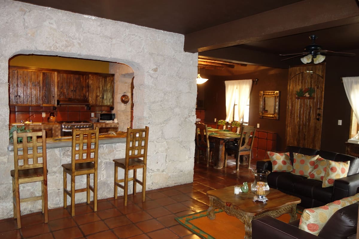 Grand-Haus, 3 Schlafzimmer, Küche, zum Innenhof hin | Wohnbereich | Kamin