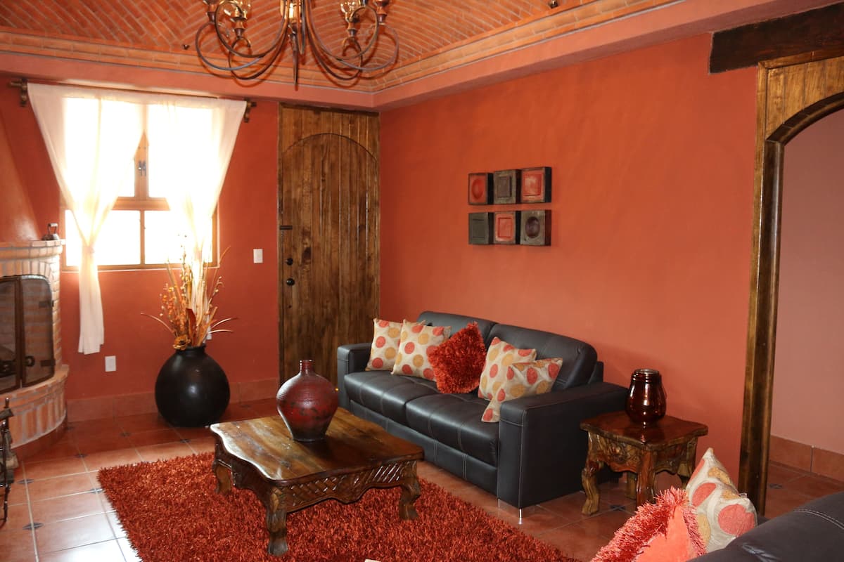 Executive-Apartment, 2 Schlafzimmer, Küche, zum Innenhof hin | Wohnbereich | Kamin