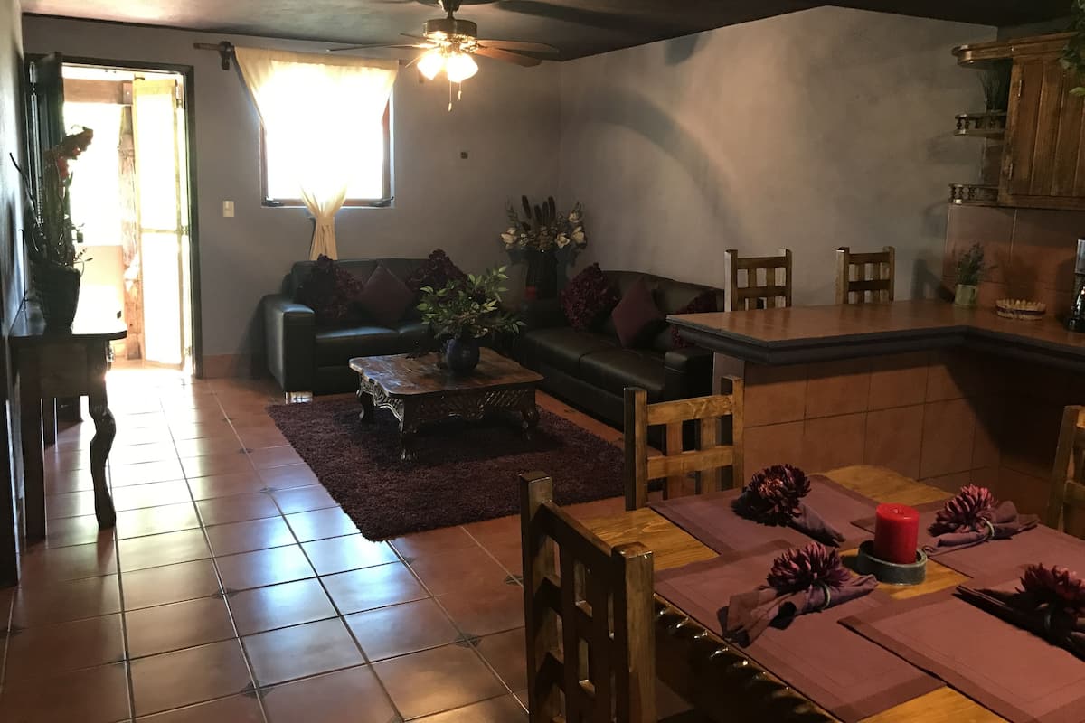 Premium-Apartment, 2 Schlafzimmer, Küche, zum Innenhof hin | Essbereich im Zimmer
