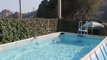 Piscina stagionale all'aperto, una piscina naturale, lettini