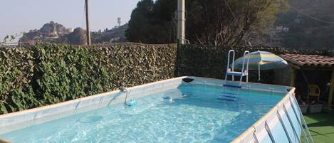 Piscine extérieure (ouverte en saison), piscine naturelle