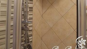 Douche, articles de toilette gratuits, sèche-cheveux, bidet