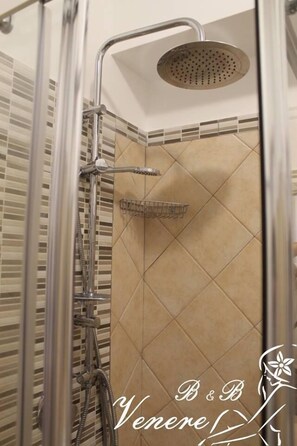 Doccia, set di cortesia gratuito, asciugacapelli, bidet