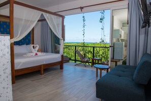 Honeymoon Suite, 1 Bedroom, Balcony, 100% Ocean View | 1 soverom, senger med overmadrass og safe på rommet