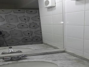 Maison Standard, 3 chambres | Lavabo de la salle de bain
