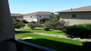 A residential area with houses, a well-maintained lawn, and a clear sky. - House para 4 en Concon (Concon)