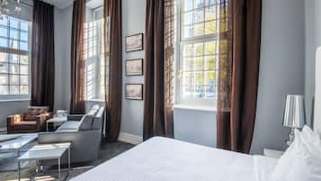 Suite panorámica, 1 cama King size y sofá cama, vista al parque | Caja de seguridad en la habitación, escritorio y insonorización