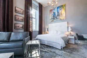 Suite Panorama, 1 Tempat Tidur King dengan tempat tidur Sofa, pemandangan taman | Brankas, meja kerja, kedap suara, dan setrika/meja setrika