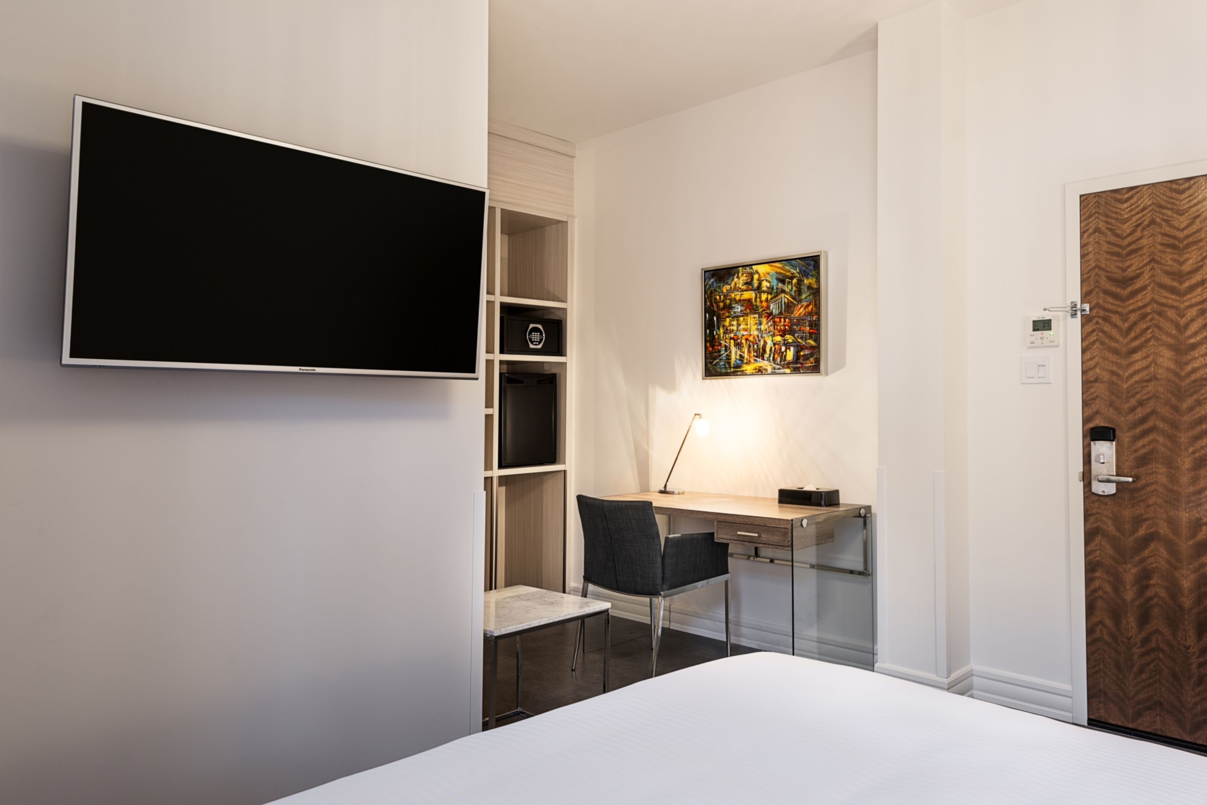 standard room, 1 queen bed | in-room safe, desk, soundproofing, iron/ironing board