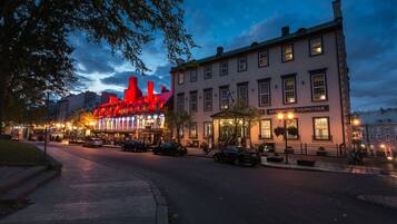 Façana frontal de l'allotjament (vespre/nit)
