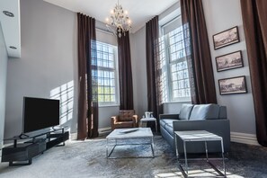 Panorama suite, 1 kingsize bed met slaapbank, uitzicht op park | Een kluis op de kamer, een bureau, geluiddichte muren