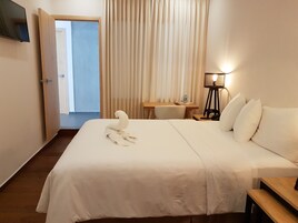 Premium bedding, in-room safe, desk, iron/ironing board