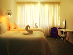 Habitación con 2 camas individuales, 2 camas individuales | Ropa de cama de alta calidad y caja de seguridad en la habitación 