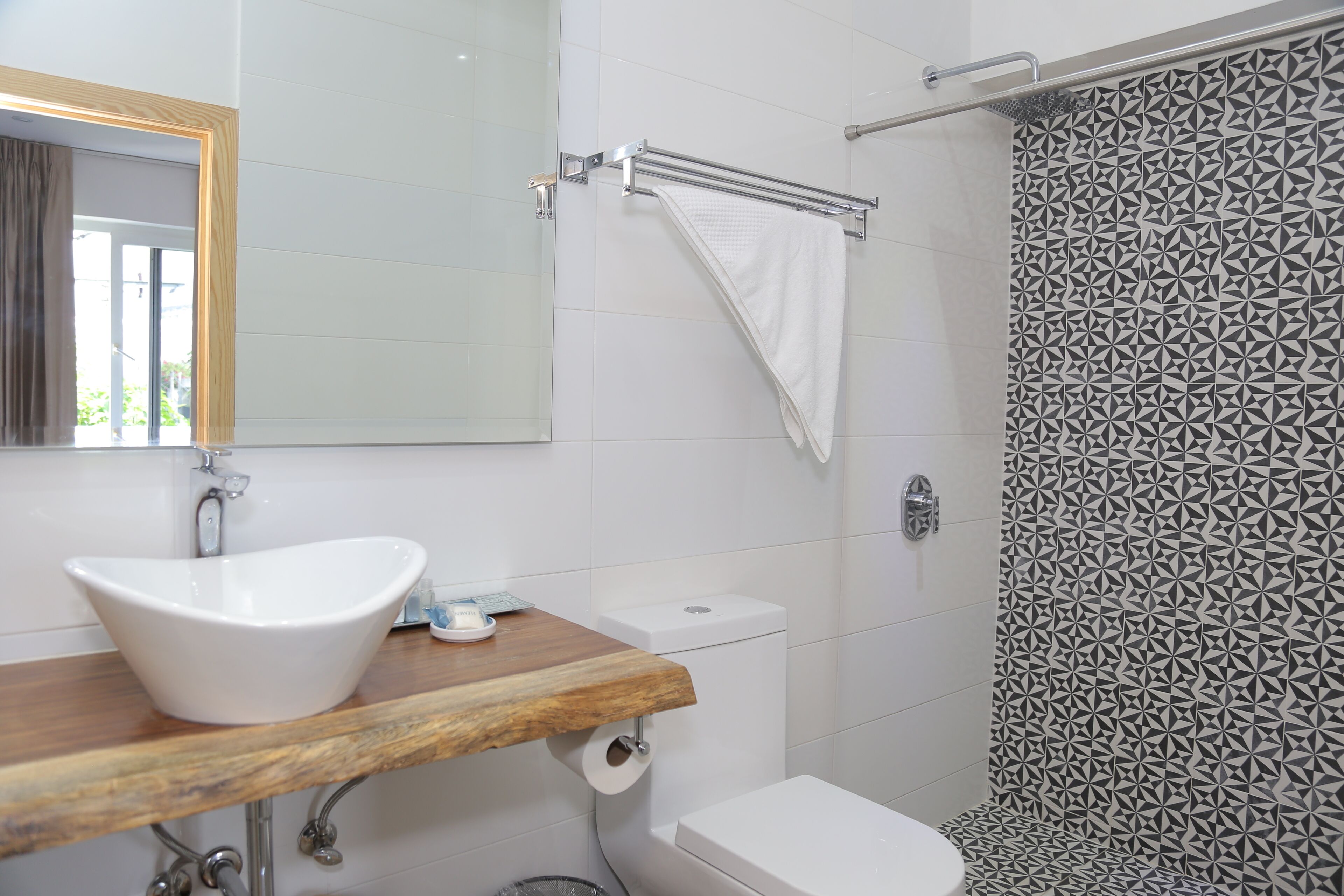 single room | bathroom | shower, free toiletries, hair dryer, slippers