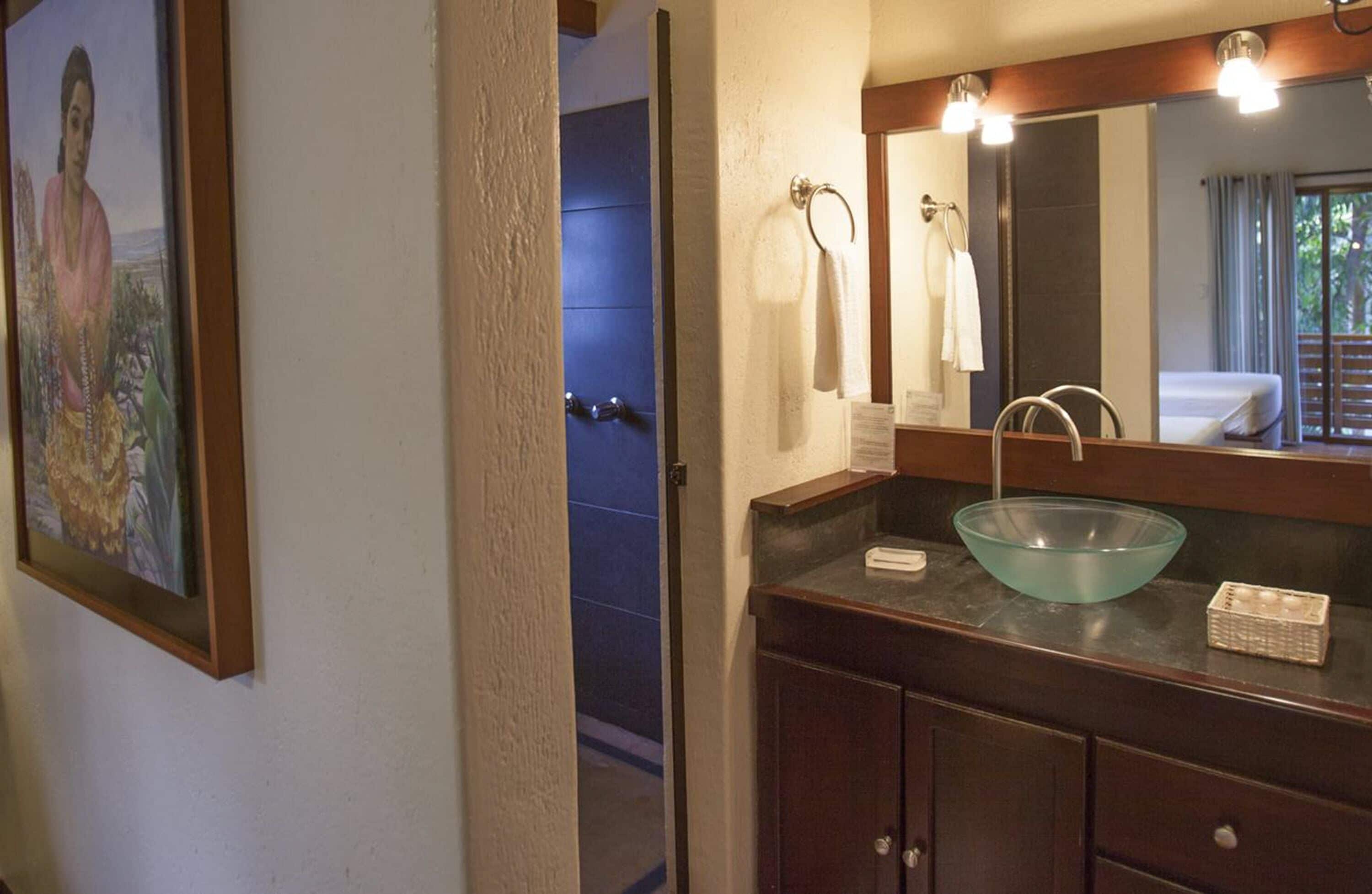 villa diana | bathroom | shower, free toiletries, hair dryer, towels