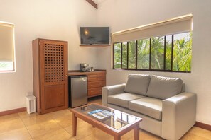 Pool Front King Bed | 客房内保险箱、办公桌、熨斗/熨板、免费 WiFi