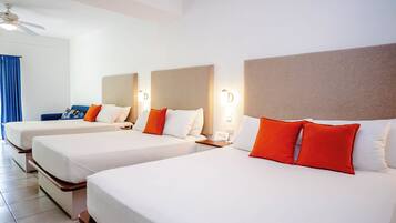 Room S24 | Een kluis op de kamer, een bureau, een strijkplank/strijkijzer