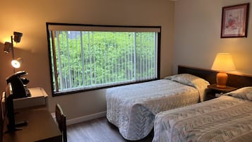 Habitación básica con 2 camas individuales | Escritorio, tabla de planchar con plancha, wifi gratis y ropa de cama
