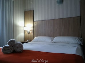 Blackout drapes, soundproofing, free WiFi - Hotel El Cortijo (Neuquén)