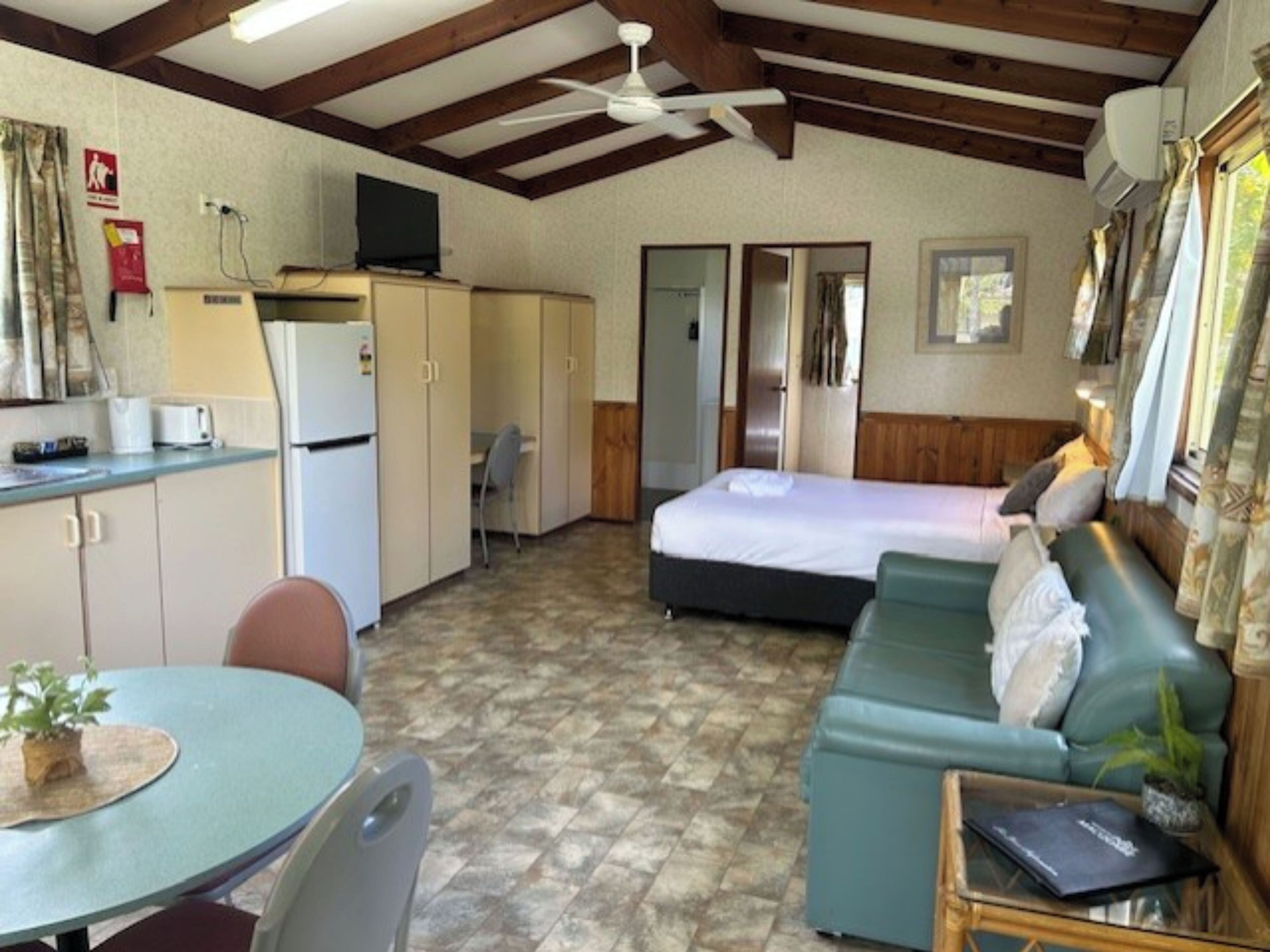 Economy 1 Bedroom Cabin - Pet Friendly | Free WiFi, bed sheets