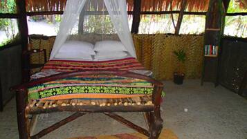 Kahden hengen perushuone (yksi tai kaksi sänkyä) | Tallelokero huoneessa, yksilöllisesti sisustettu