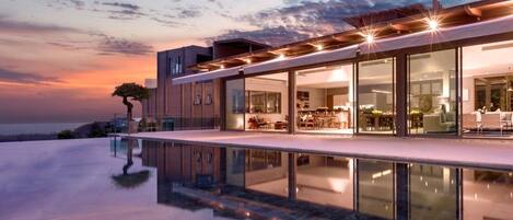 2 piscinas al aire libre, una piscina con borde infinito, sombrillas