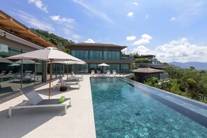 2 piscine all'aperto, una piscina a sfioro, ombrelloni da piscina
